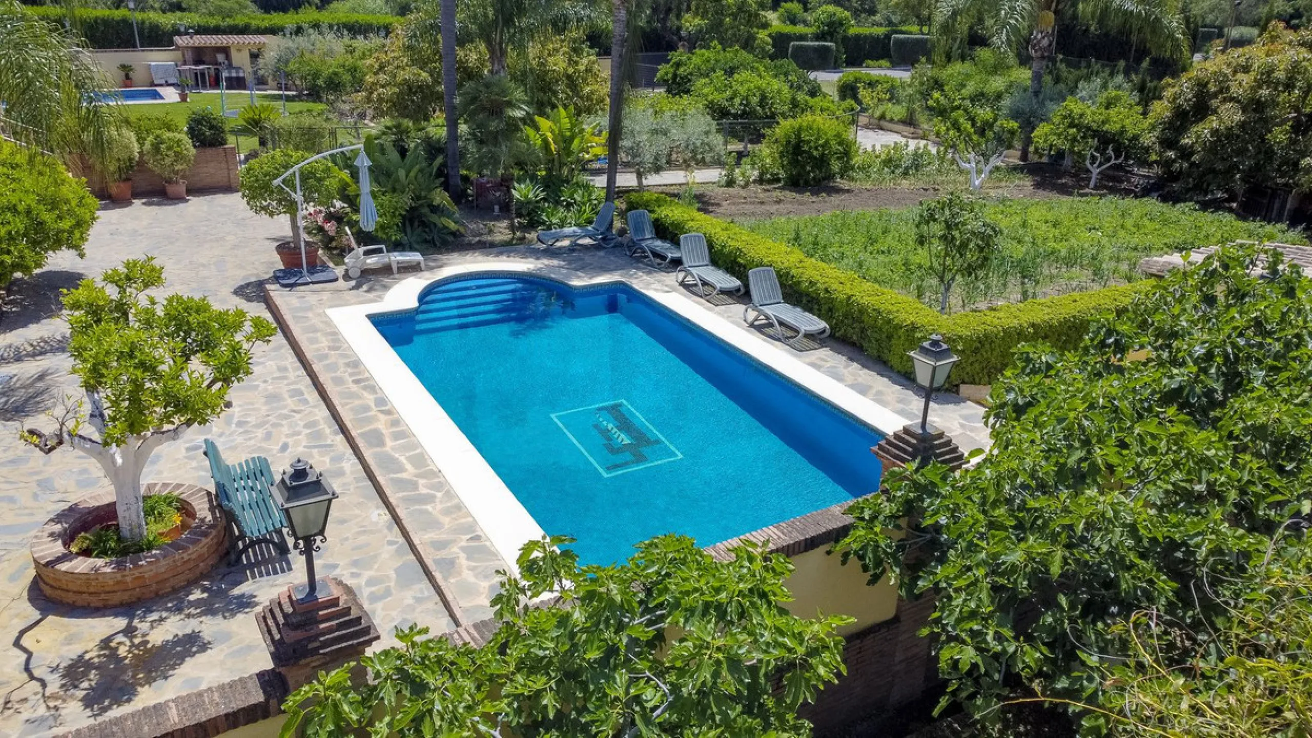 Spectacular villa composed of two houses in Vega del Colorado, La Quinta, Benahavís. This villa is simply stunning. Set in an exclusive and tranquil setting, it offers the luxury and comfort one would expect in a high end residence on the Costa del Sol.