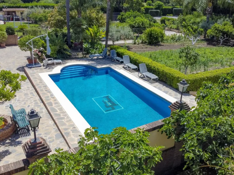 Spectacular villa composed of two houses in Vega del Colorado, La Quinta, Benahavís. This villa is simply stunning. Set in an exclusive and tranquil setting, it offers the luxury and comfort one would expect in a high end residence on the Costa del Sol.