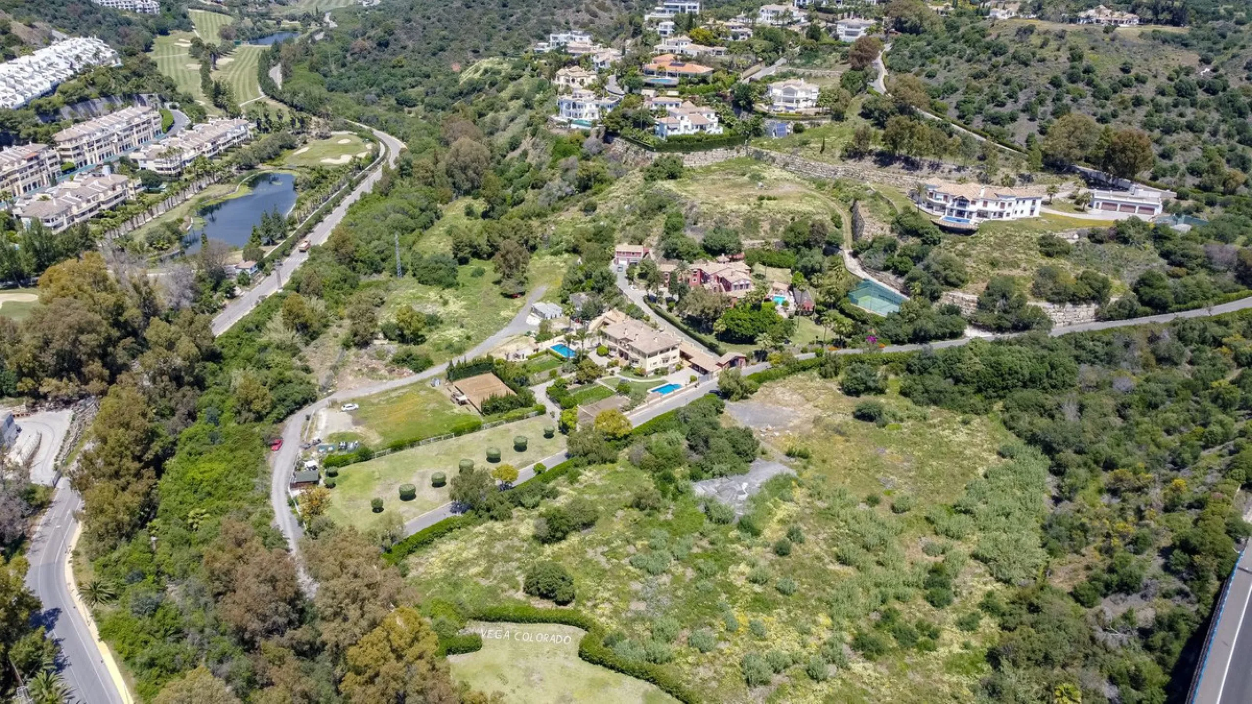 Spectacular villa composed of two houses in Vega del Colorado, La Quinta, Benahavís. This villa is simply stunning. Set in an exclusive and tranquil setting, it offers the luxury and comfort one would expect in a high end residence on the Costa del Sol.