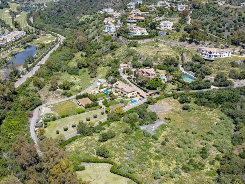 Spectacular villa composed of two houses in Vega del Colorado, La Quinta, Benahavís. This villa is simply stunning. Set in an exclusive and tranquil setting, it offers the luxury and comfort one would expect in a high end residence on the Costa del Sol.
