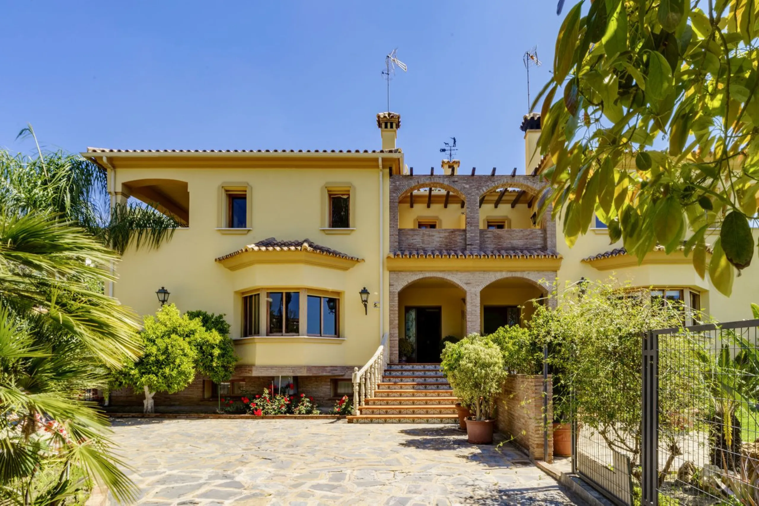 Spectacular villa composed of two houses in Vega del Colorado, La Quinta, Benahavís. This villa is simply stunning. Set in an exclusive and tranquil setting, it offers the luxury and comfort one would expect in a high end residence on the Costa del Sol.