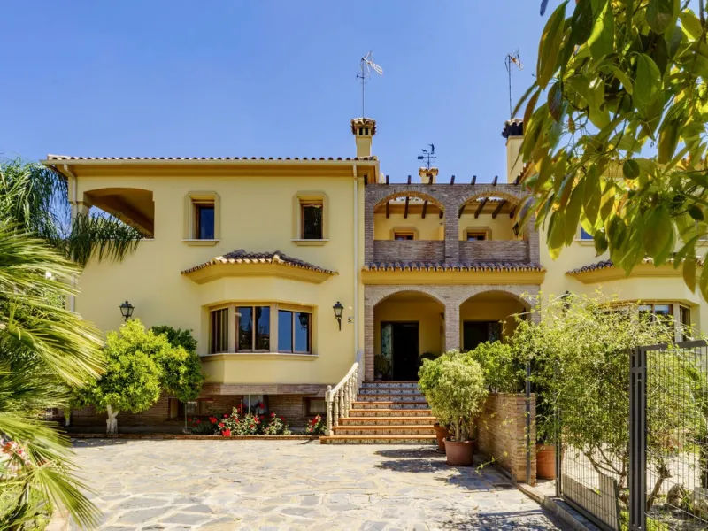 Spectacular villa composed of two houses in Vega del Colorado, La Quinta, Benahavís. This villa is simply stunning. Set in an exclusive and tranquil setting, it offers the luxury and comfort one would expect in a high end residence on the Costa del Sol.