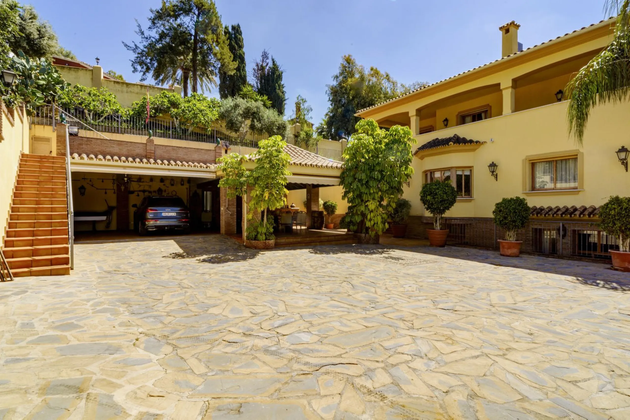 Spectacular villa composed of two houses in Vega del Colorado, La Quinta, Benahavís. This villa is simply stunning. Set in an exclusive and tranquil setting, it offers the luxury and comfort one would expect in a high end residence on the Costa del Sol.