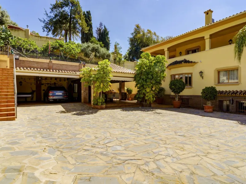 Spectacular villa composed of two houses in Vega del Colorado, La Quinta, Benahavís. This villa is simply stunning. Set in an exclusive and tranquil setting, it offers the luxury and comfort one would expect in a high end residence on the Costa del Sol.