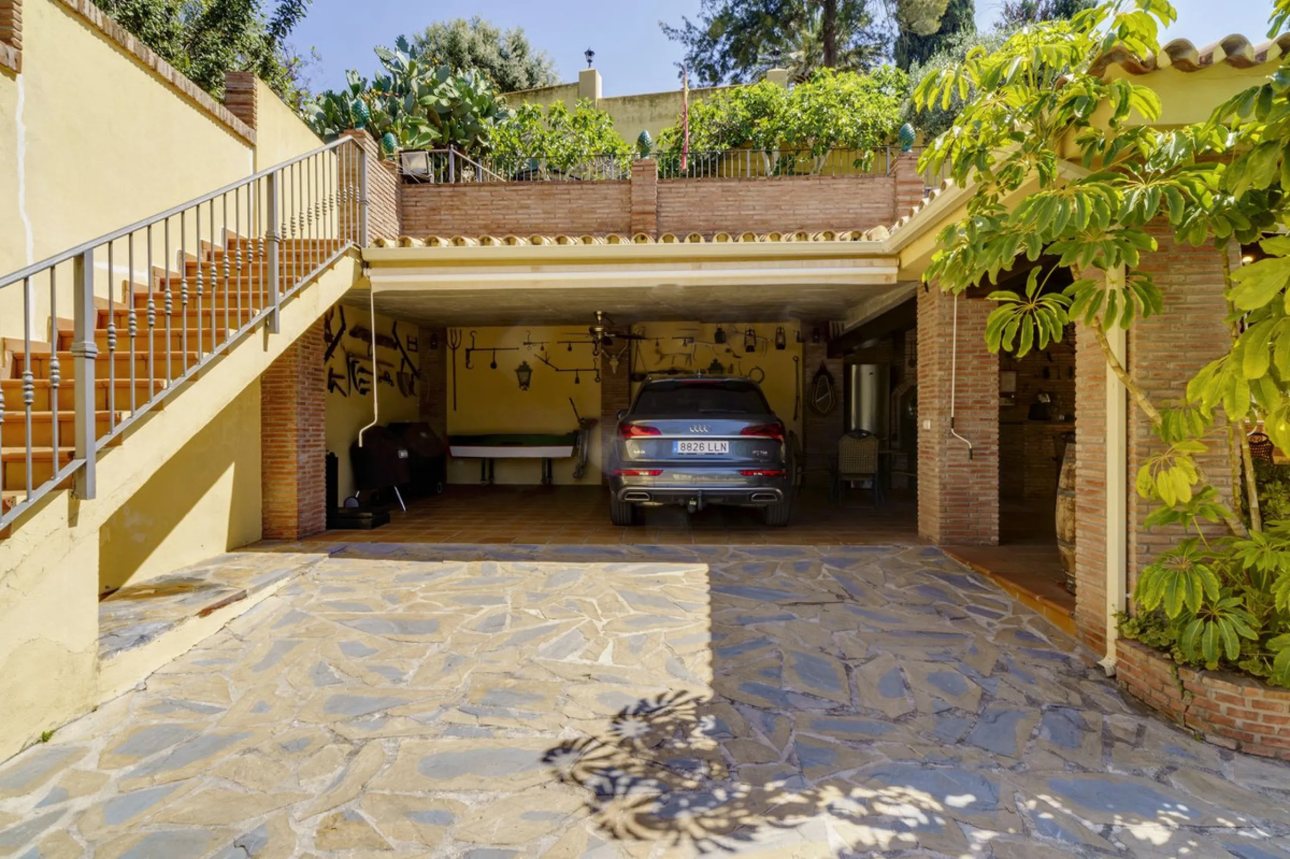 Spectacular villa composed of two houses in Vega del Colorado, La Quinta, Benahavís. This villa is simply stunning. Set in an exclusive and tranquil setting, it offers the luxury and comfort one would expect in a high end residence on the Costa del Sol.
