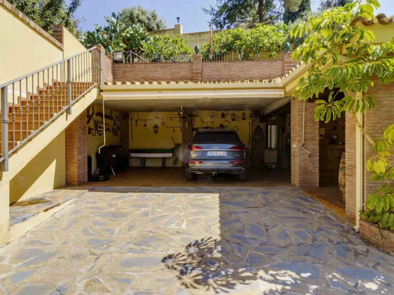 Spectacular villa composed of two houses in Vega del Colorado, La Quinta, Benahavís. This villa is simply stunning. Set in an exclusive and tranquil setting, it offers the luxury and comfort one would expect in a high end residence on the Costa del Sol.