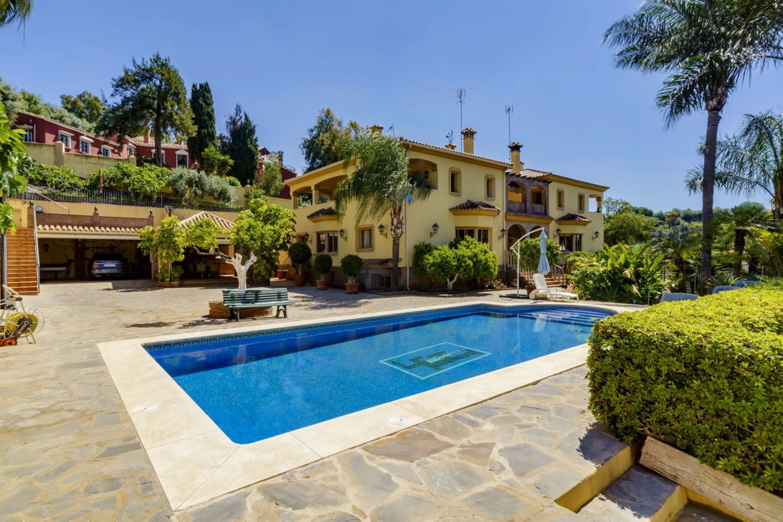 Spectacular villa composed of two houses in Vega del Colorado, La Quinta, Benahavís. This villa is simply stunning. Set in an exclusive and tranquil setting, it offers the luxury and comfort one would expect in a high end residence on the Costa del Sol.
