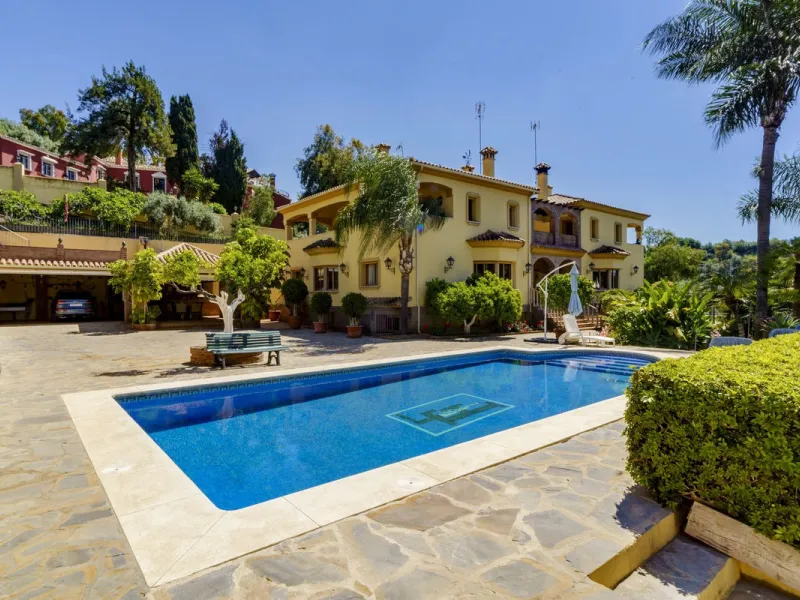 Spectacular villa composed of two houses in Vega del Colorado, La Quinta, Benahavís. This villa is simply stunning. Set in an exclusive and tranquil setting, it offers the luxury and comfort one would expect in a high end residence on the Costa del Sol.
