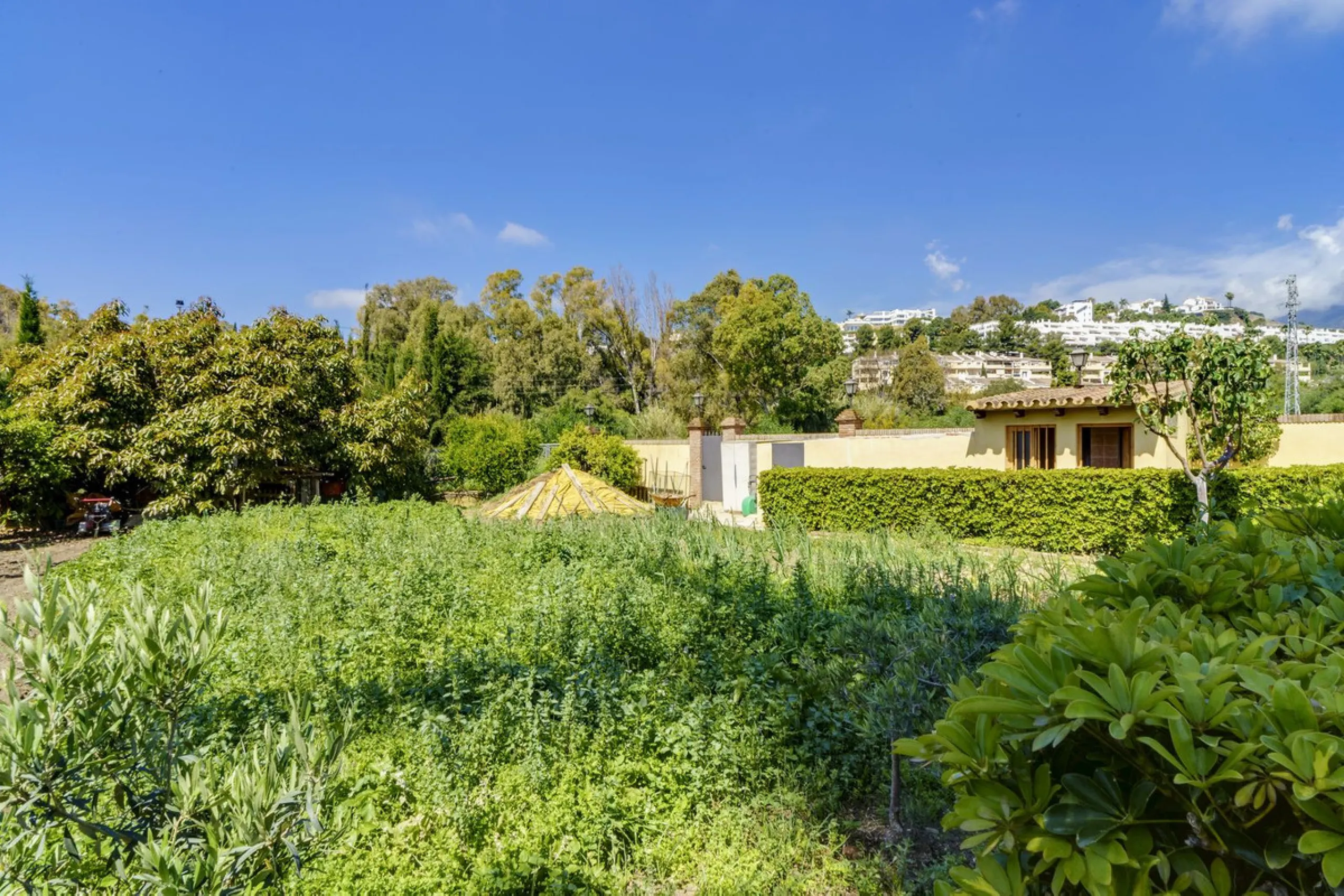 Spectacular villa composed of two houses in Vega del Colorado, La Quinta, Benahavís. This villa is simply stunning. Set in an exclusive and tranquil setting, it offers the luxury and comfort one would expect in a high end residence on the Costa del Sol.