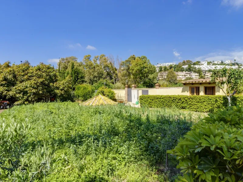 Spectacular villa composed of two houses in Vega del Colorado, La Quinta, Benahavís. This villa is simply stunning. Set in an exclusive and tranquil setting, it offers the luxury and comfort one would expect in a high end residence on the Costa del Sol.