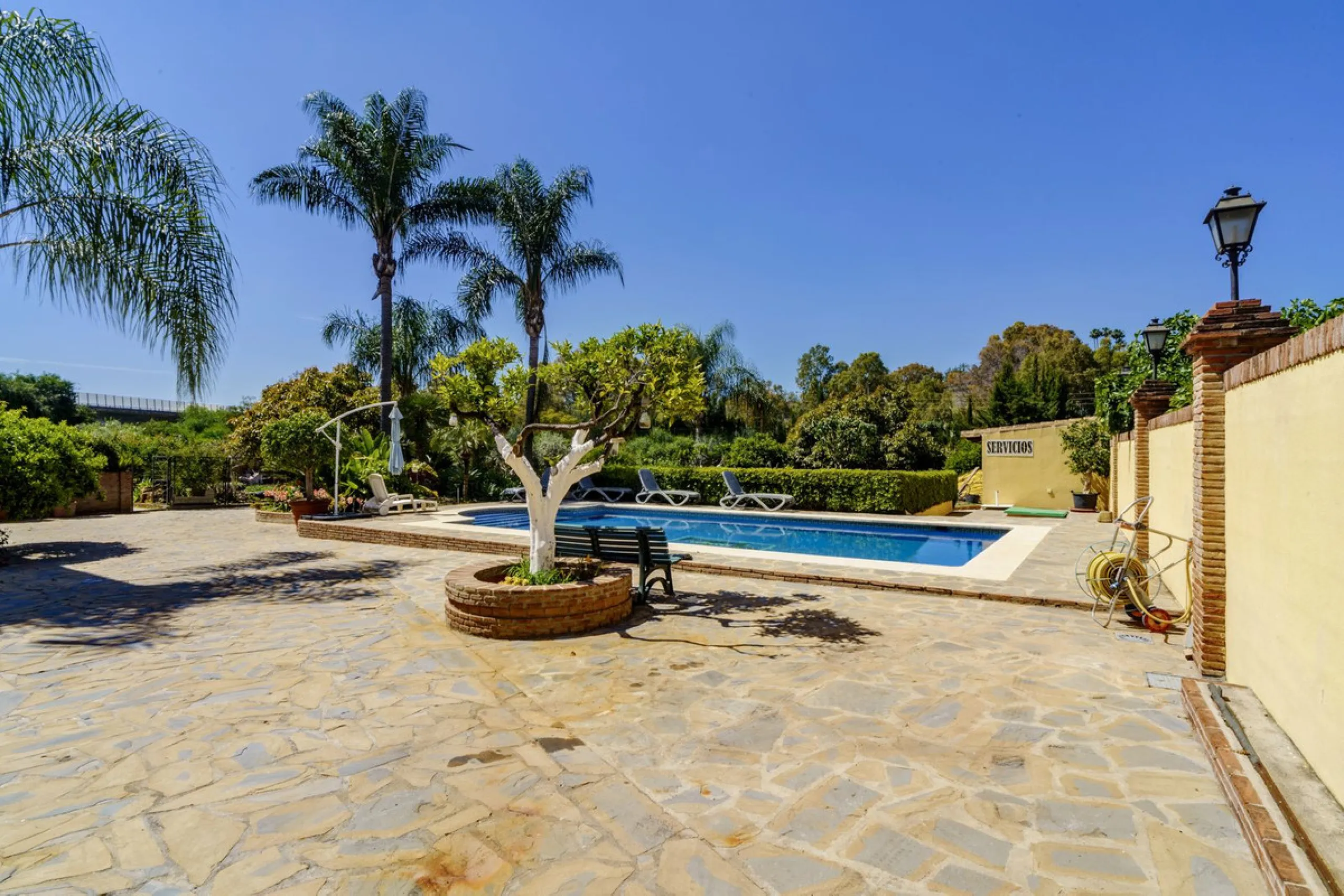 Spectacular villa composed of two houses in Vega del Colorado, La Quinta, Benahavís. This villa is simply stunning. Set in an exclusive and tranquil setting, it offers the luxury and comfort one would expect in a high end residence on the Costa del Sol.