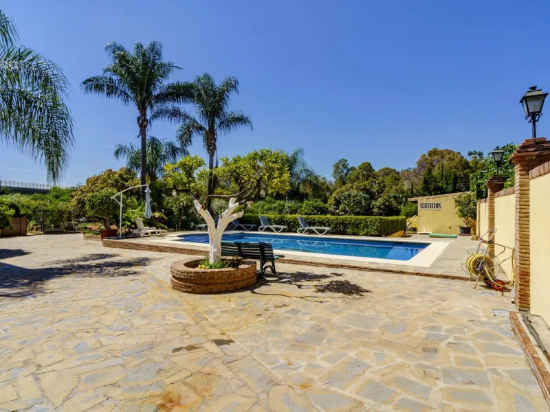 Spectacular villa composed of two houses in Vega del Colorado, La Quinta, Benahavís. This villa is simply stunning. Set in an exclusive and tranquil setting, it offers the luxury and comfort one would expect in a high end residence on the Costa del Sol.