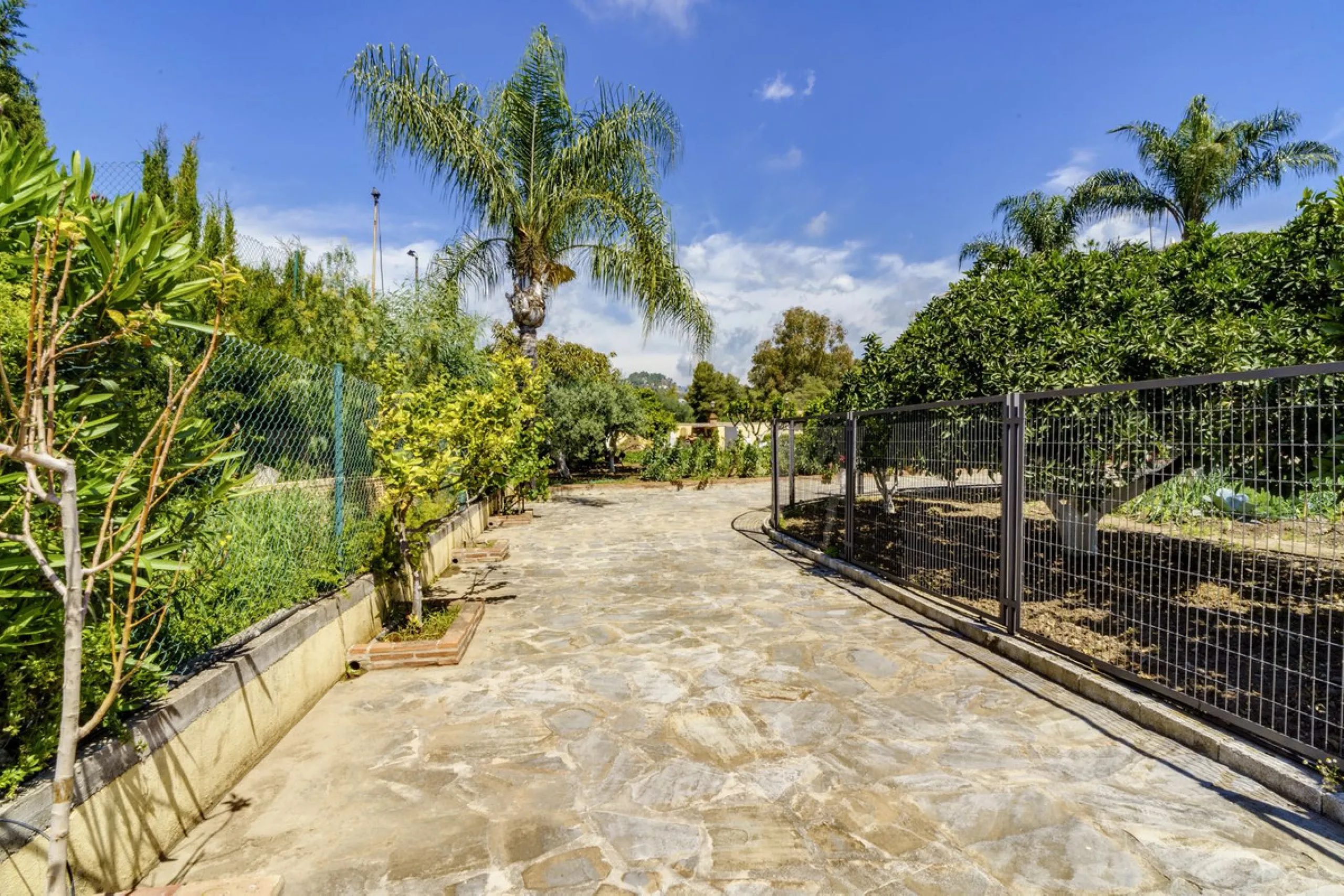 Spectacular villa composed of two houses in Vega del Colorado, La Quinta, Benahavís. This villa is simply stunning. Set in an exclusive and tranquil setting, it offers the luxury and comfort one would expect in a high end residence on the Costa del Sol.