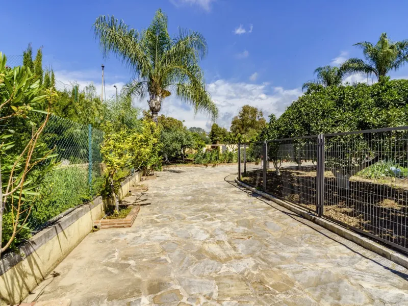 Spectacular villa composed of two houses in Vega del Colorado, La Quinta, Benahavís. This villa is simply stunning. Set in an exclusive and tranquil setting, it offers the luxury and comfort one would expect in a high end residence on the Costa del Sol.