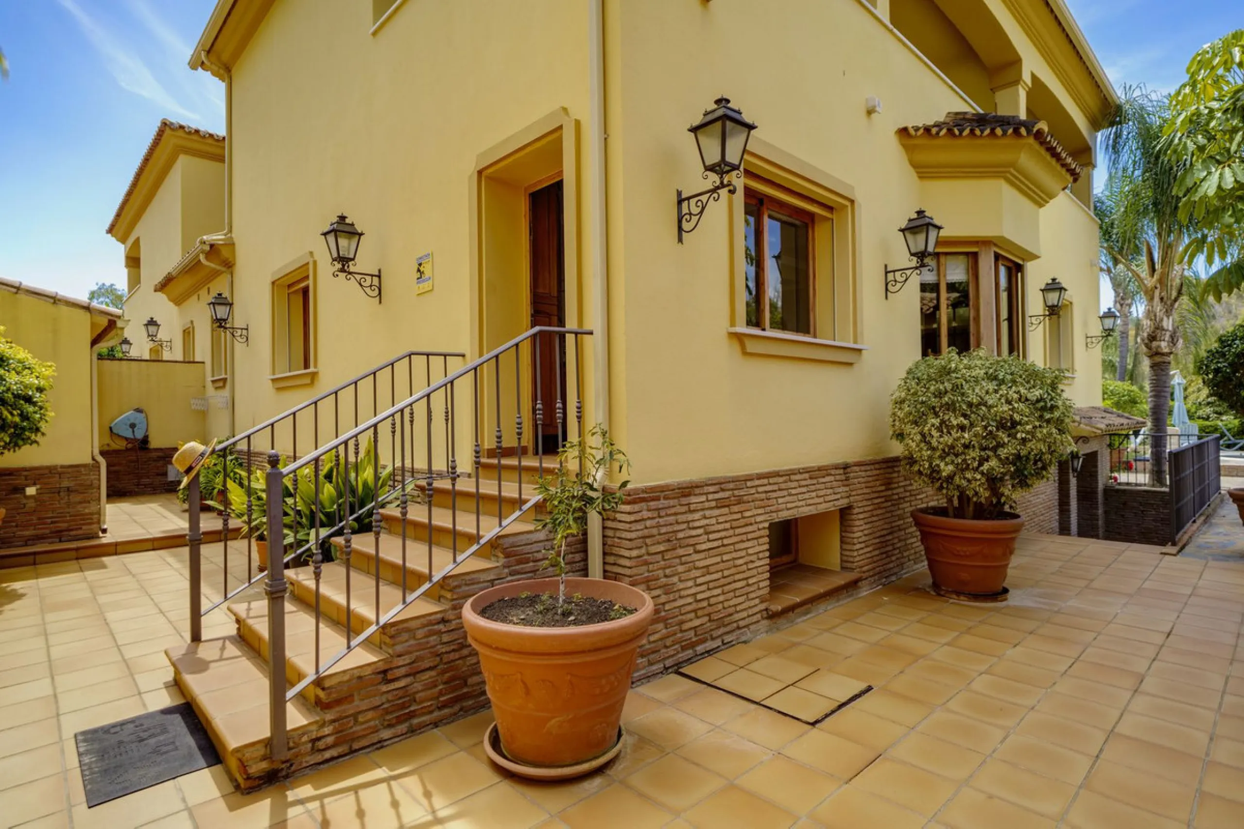 Spectacular villa composed of two houses in Vega del Colorado, La Quinta, Benahavís. This villa is simply stunning. Set in an exclusive and tranquil setting, it offers the luxury and comfort one would expect in a high end residence on the Costa del Sol.