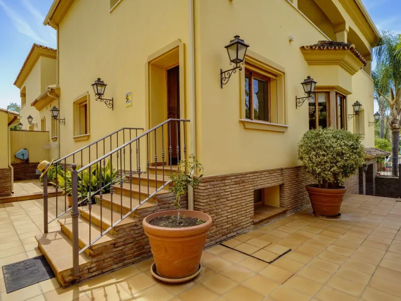 Spectacular villa composed of two houses in Vega del Colorado, La Quinta, Benahavís. This villa is simply stunning. Set in an exclusive and tranquil setting, it offers the luxury and comfort one would expect in a high end residence on the Costa del Sol.