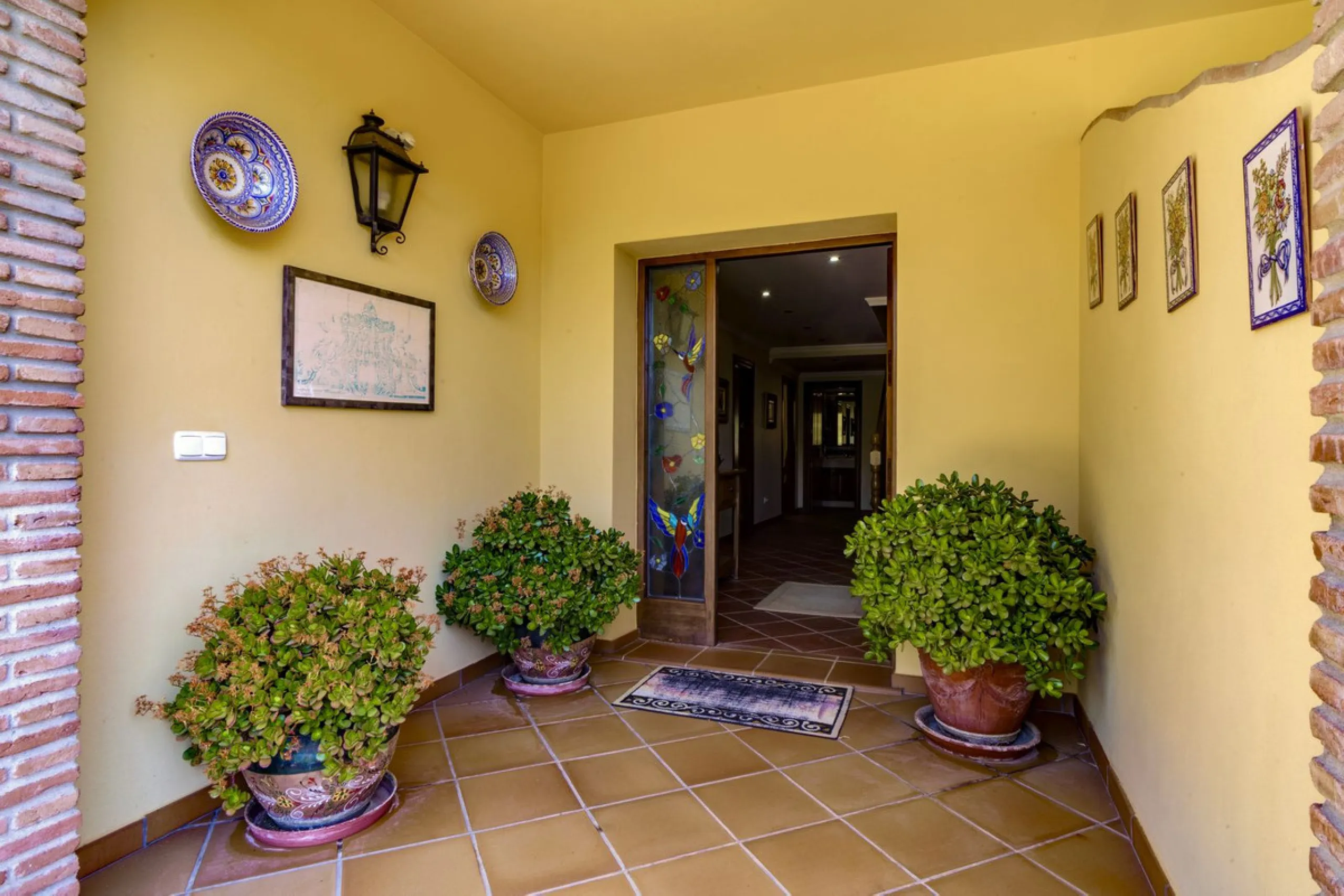 Spectacular villa composed of two houses in Vega del Colorado, La Quinta, Benahavís. This villa is simply stunning. Set in an exclusive and tranquil setting, it offers the luxury and comfort one would expect in a high end residence on the Costa del Sol.