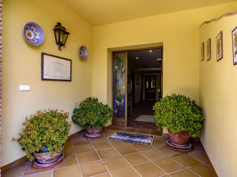 Spectacular villa composed of two houses in Vega del Colorado, La Quinta, Benahavís. This villa is simply stunning. Set in an exclusive and tranquil setting, it offers the luxury and comfort one would expect in a high end residence on the Costa del Sol.
