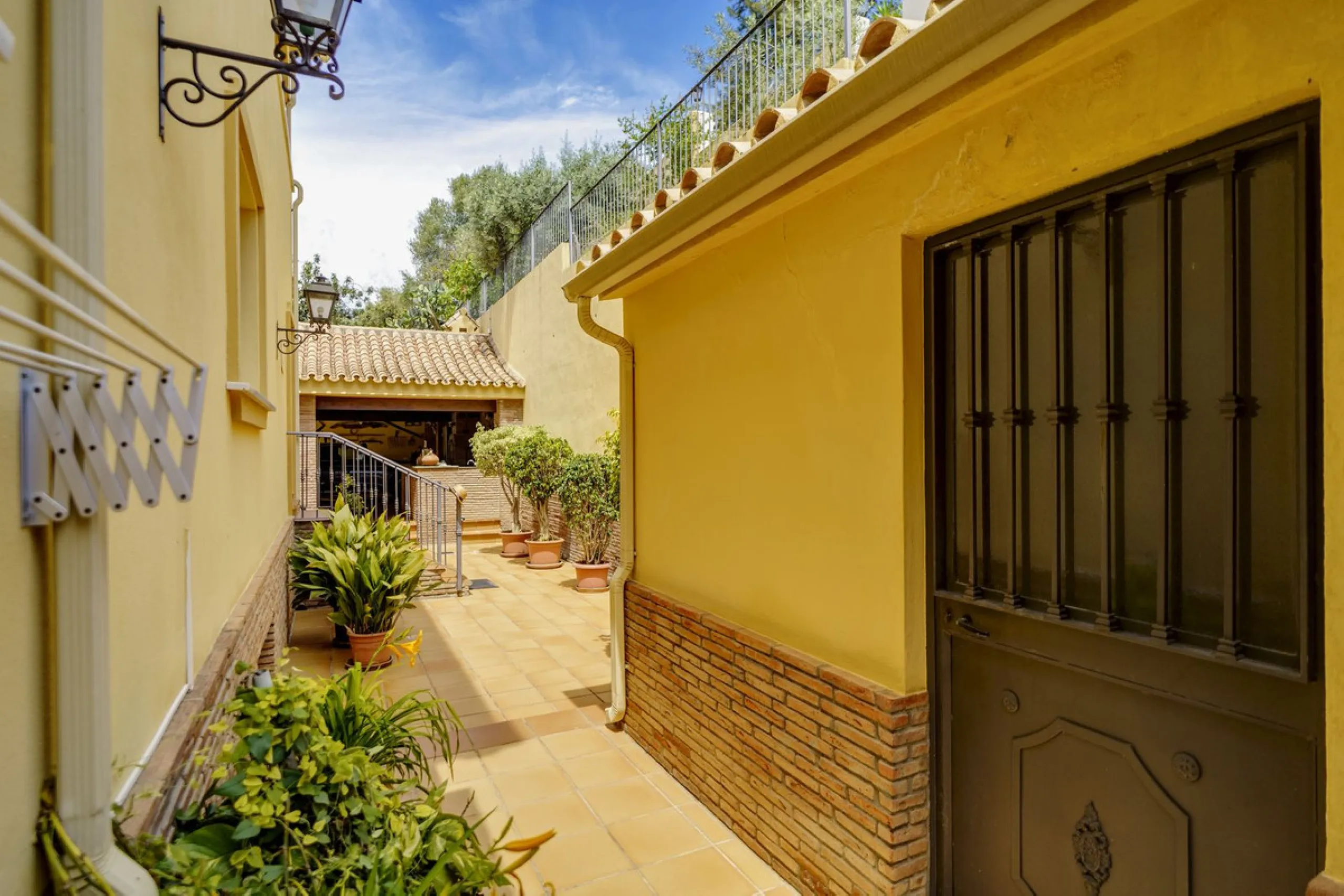 Spectacular villa composed of two houses in Vega del Colorado, La Quinta, Benahavís. This villa is simply stunning. Set in an exclusive and tranquil setting, it offers the luxury and comfort one would expect in a high end residence on the Costa del Sol.