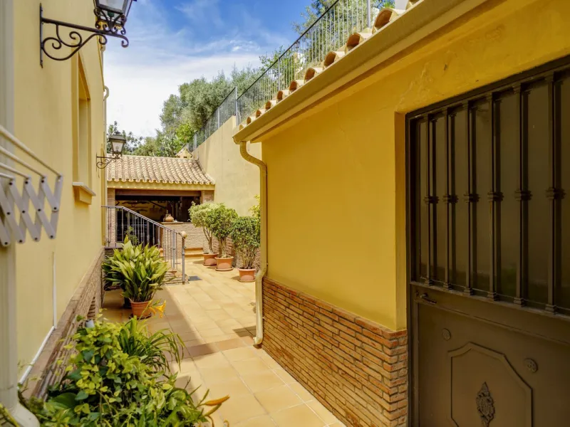 Spectacular villa composed of two houses in Vega del Colorado, La Quinta, Benahavís. This villa is simply stunning. Set in an exclusive and tranquil setting, it offers the luxury and comfort one would expect in a high end residence on the Costa del Sol.