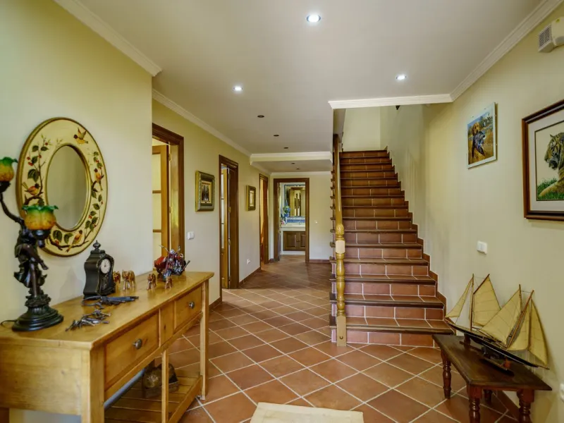 Spectacular villa composed of two houses in Vega del Colorado, La Quinta, Benahavís. This villa is simply stunning. Set in an exclusive and tranquil setting, it offers the luxury and comfort one would expect in a high end residence on the Costa del Sol.