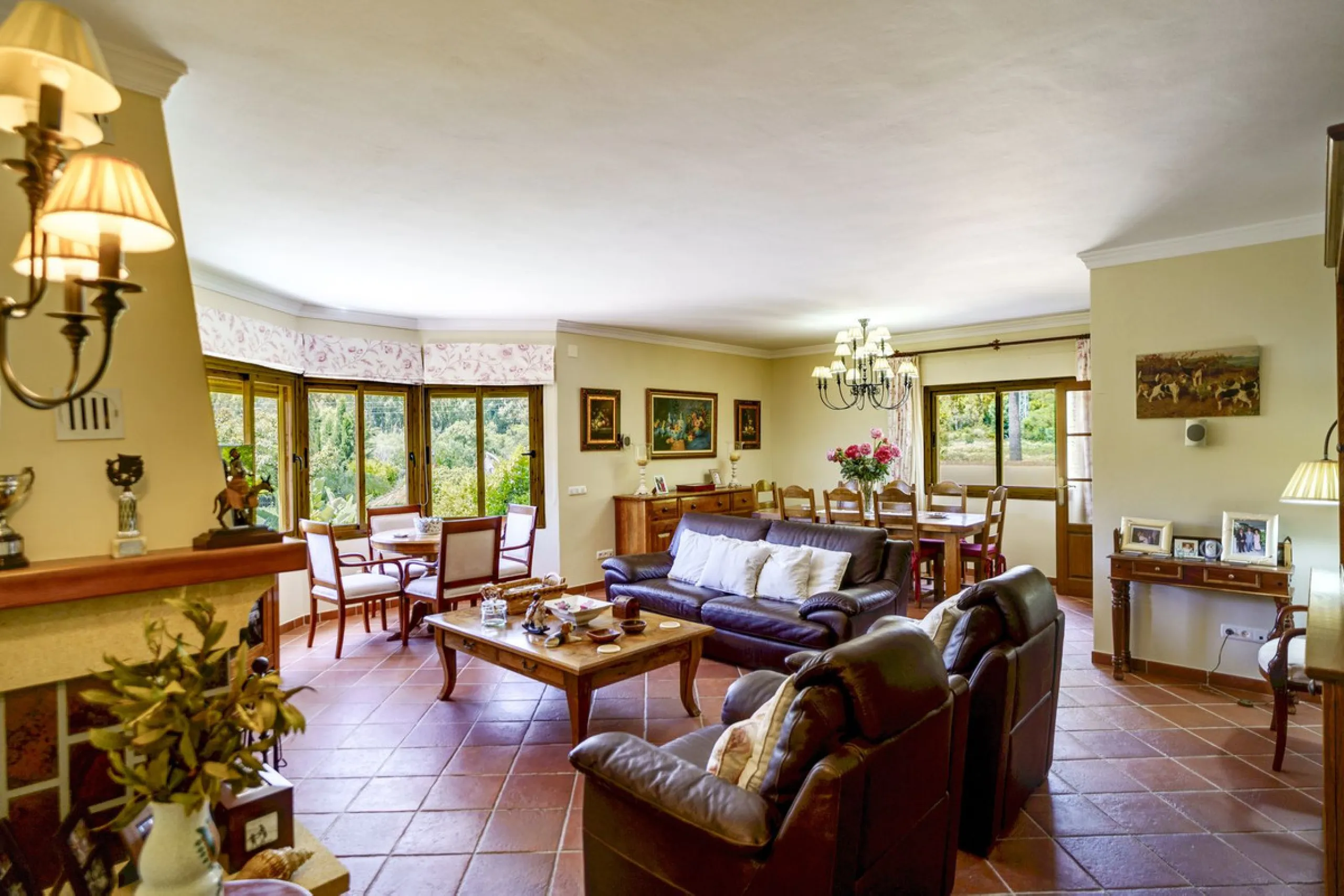Spectacular villa composed of two houses in Vega del Colorado, La Quinta, Benahavís. This villa is simply stunning. Set in an exclusive and tranquil setting, it offers the luxury and comfort one would expect in a high end residence on the Costa del Sol.