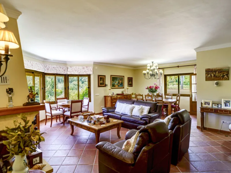 Spectacular villa composed of two houses in Vega del Colorado, La Quinta, Benahavís. This villa is simply stunning. Set in an exclusive and tranquil setting, it offers the luxury and comfort one would expect in a high end residence on the Costa del Sol.