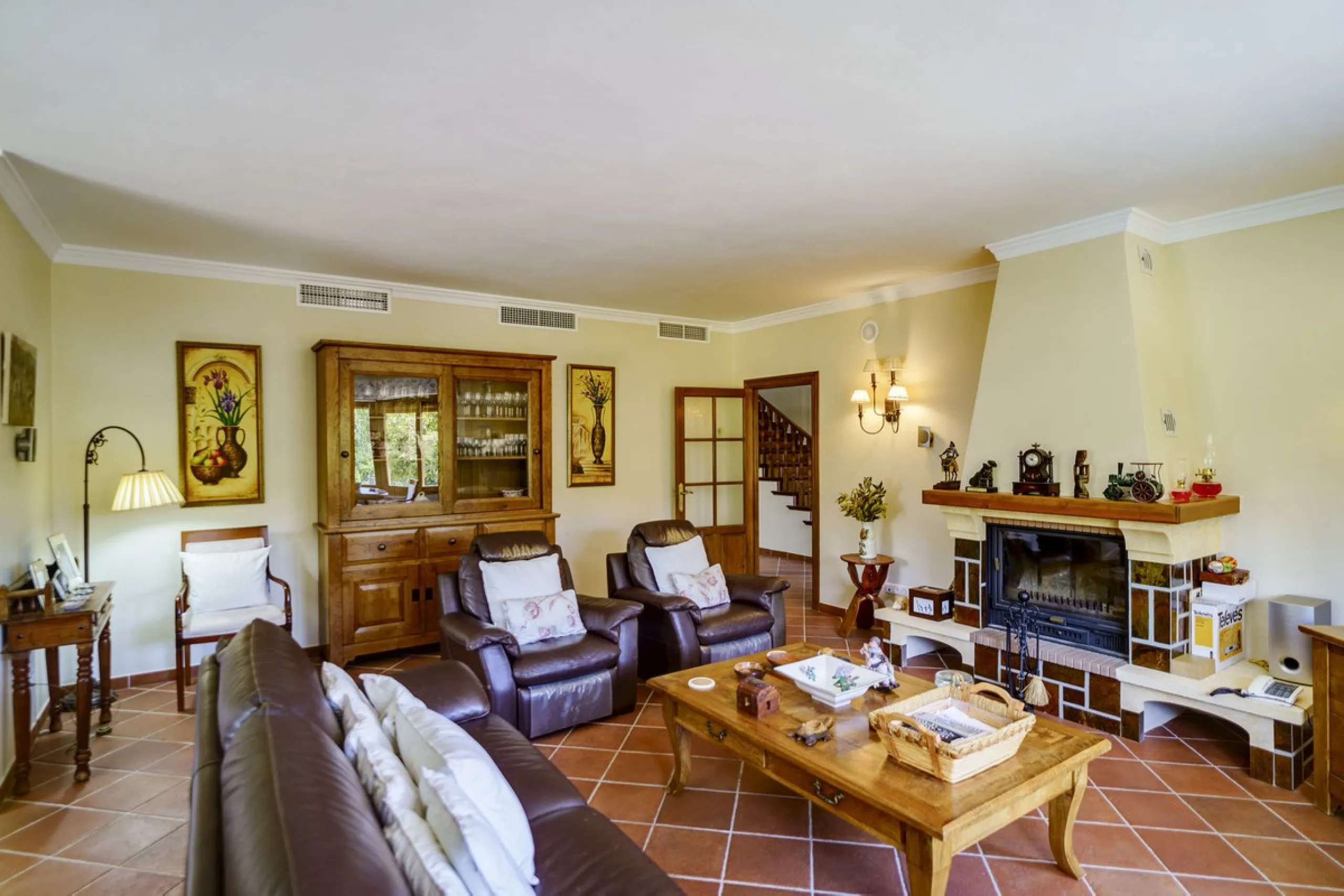 Spectacular villa composed of two houses in Vega del Colorado, La Quinta, Benahavís. This villa is simply stunning. Set in an exclusive and tranquil setting, it offers the luxury and comfort one would expect in a high end residence on the Costa del Sol.
