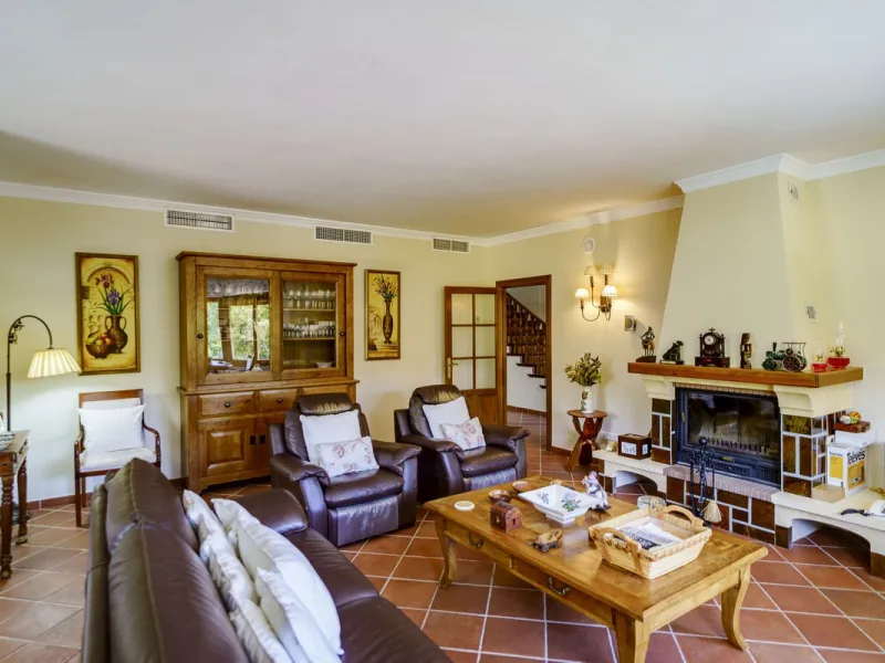 Spectacular villa composed of two houses in Vega del Colorado, La Quinta, Benahavís. This villa is simply stunning. Set in an exclusive and tranquil setting, it offers the luxury and comfort one would expect in a high end residence on the Costa del Sol.