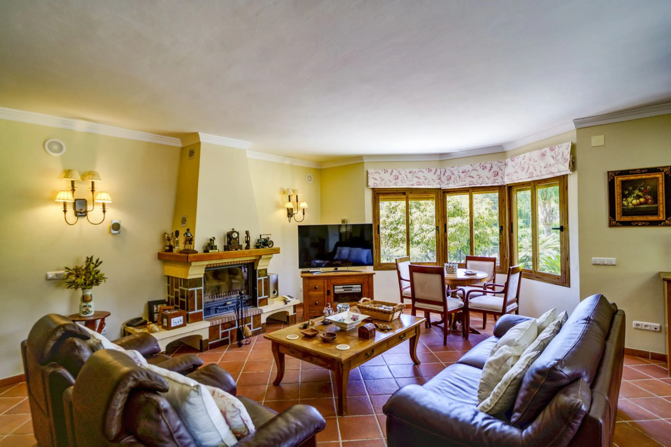 Spectacular villa composed of two houses in Vega del Colorado, La Quinta, Benahavís. This villa is simply stunning. Set in an exclusive and tranquil setting, it offers the luxury and comfort one would expect in a high end residence on the Costa del Sol.