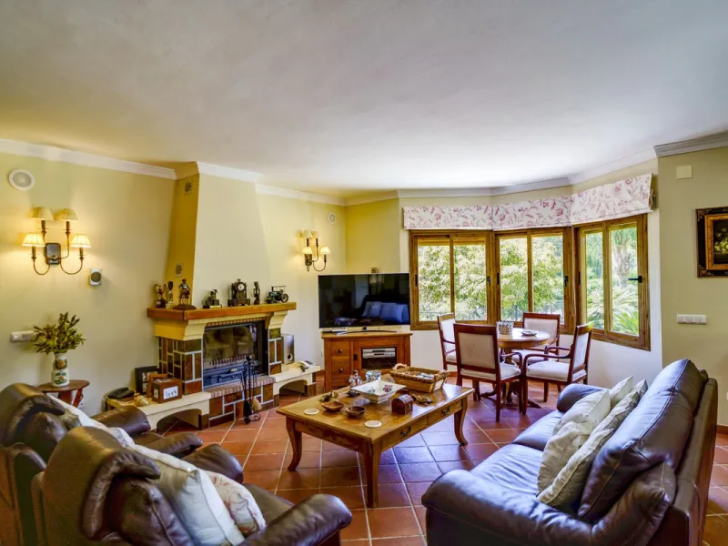 Spectacular villa composed of two houses in Vega del Colorado, La Quinta, Benahavís. This villa is simply stunning. Set in an exclusive and tranquil setting, it offers the luxury and comfort one would expect in a high end residence on the Costa del Sol.