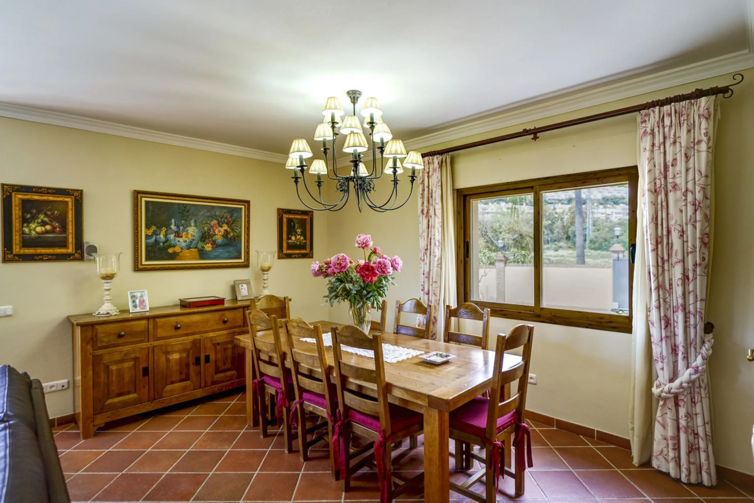 Spectacular villa composed of two houses in Vega del Colorado, La Quinta, Benahavís. This villa is simply stunning. Set in an exclusive and tranquil setting, it offers the luxury and comfort one would expect in a high end residence on the Costa del Sol.