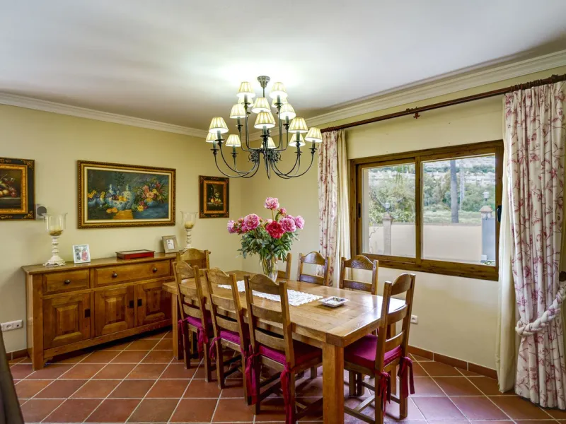 Spectacular villa composed of two houses in Vega del Colorado, La Quinta, Benahavís. This villa is simply stunning. Set in an exclusive and tranquil setting, it offers the luxury and comfort one would expect in a high end residence on the Costa del Sol.