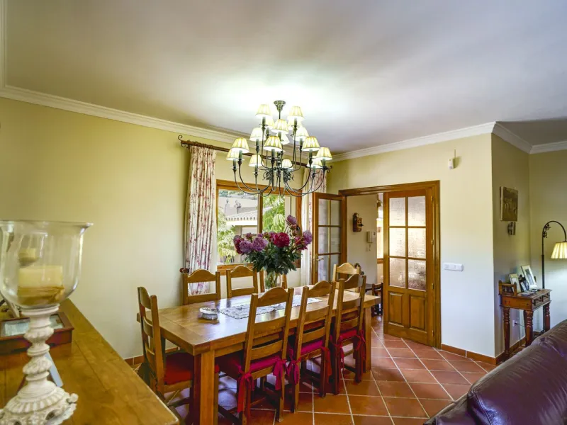 Spectacular villa composed of two houses in Vega del Colorado, La Quinta, Benahavís. This villa is simply stunning. Set in an exclusive and tranquil setting, it offers the luxury and comfort one would expect in a high end residence on the Costa del Sol.