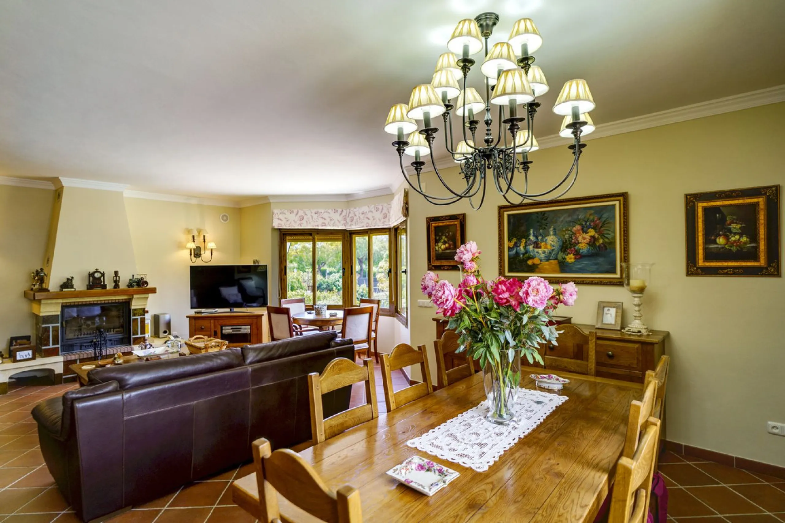 Spectacular villa composed of two houses in Vega del Colorado, La Quinta, Benahavís. This villa is simply stunning. Set in an exclusive and tranquil setting, it offers the luxury and comfort one would expect in a high end residence on the Costa del Sol.
