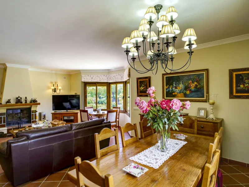 Spectacular villa composed of two houses in Vega del Colorado, La Quinta, Benahavís. This villa is simply stunning. Set in an exclusive and tranquil setting, it offers the luxury and comfort one would expect in a high end residence on the Costa del Sol.