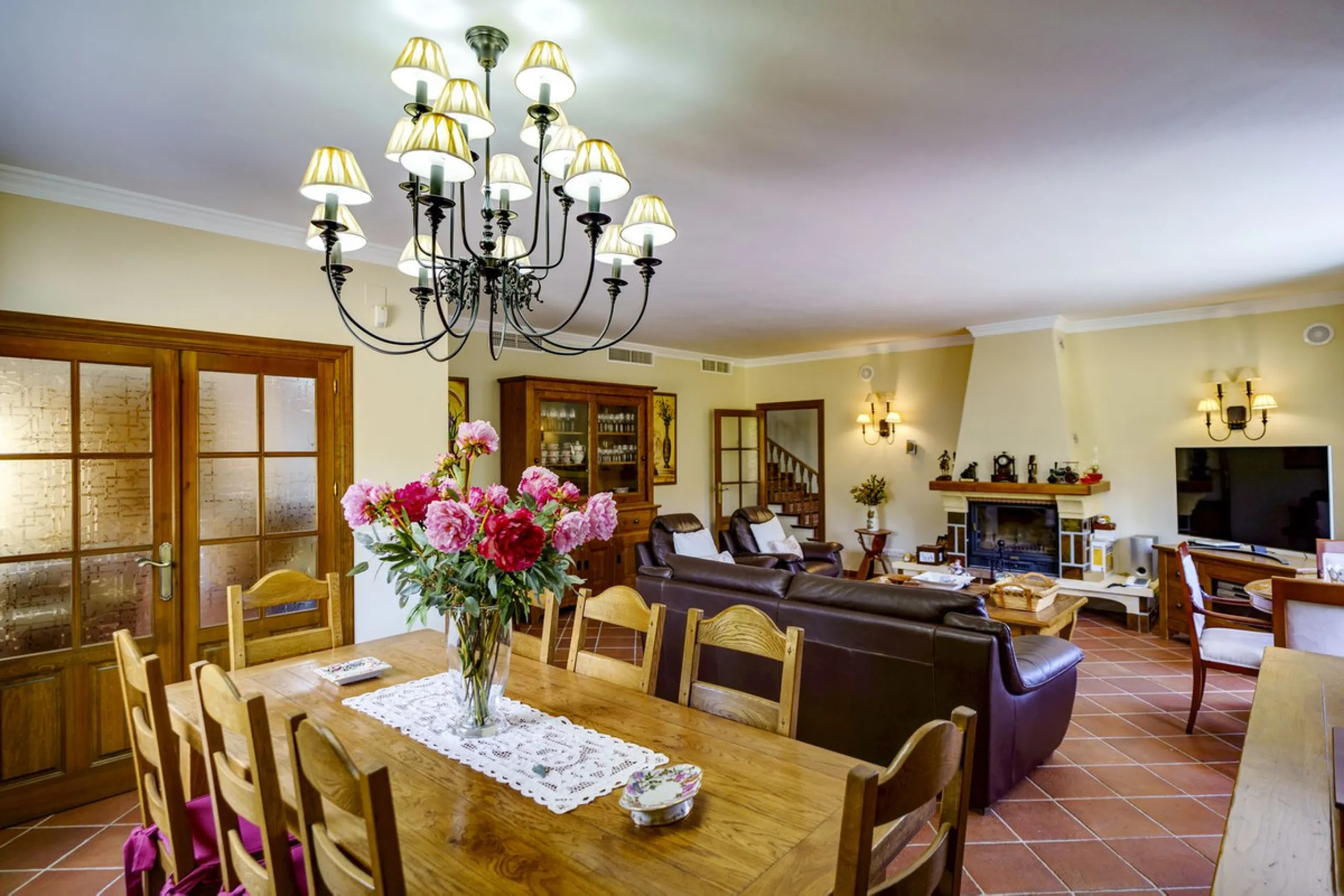 Spectacular villa composed of two houses in Vega del Colorado, La Quinta, Benahavís. This villa is simply stunning. Set in an exclusive and tranquil setting, it offers the luxury and comfort one would expect in a high end residence on the Costa del Sol.