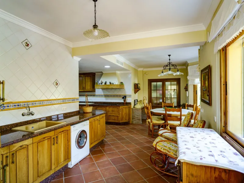 Spectacular villa composed of two houses in Vega del Colorado, La Quinta, Benahavís. This villa is simply stunning. Set in an exclusive and tranquil setting, it offers the luxury and comfort one would expect in a high end residence on the Costa del Sol.