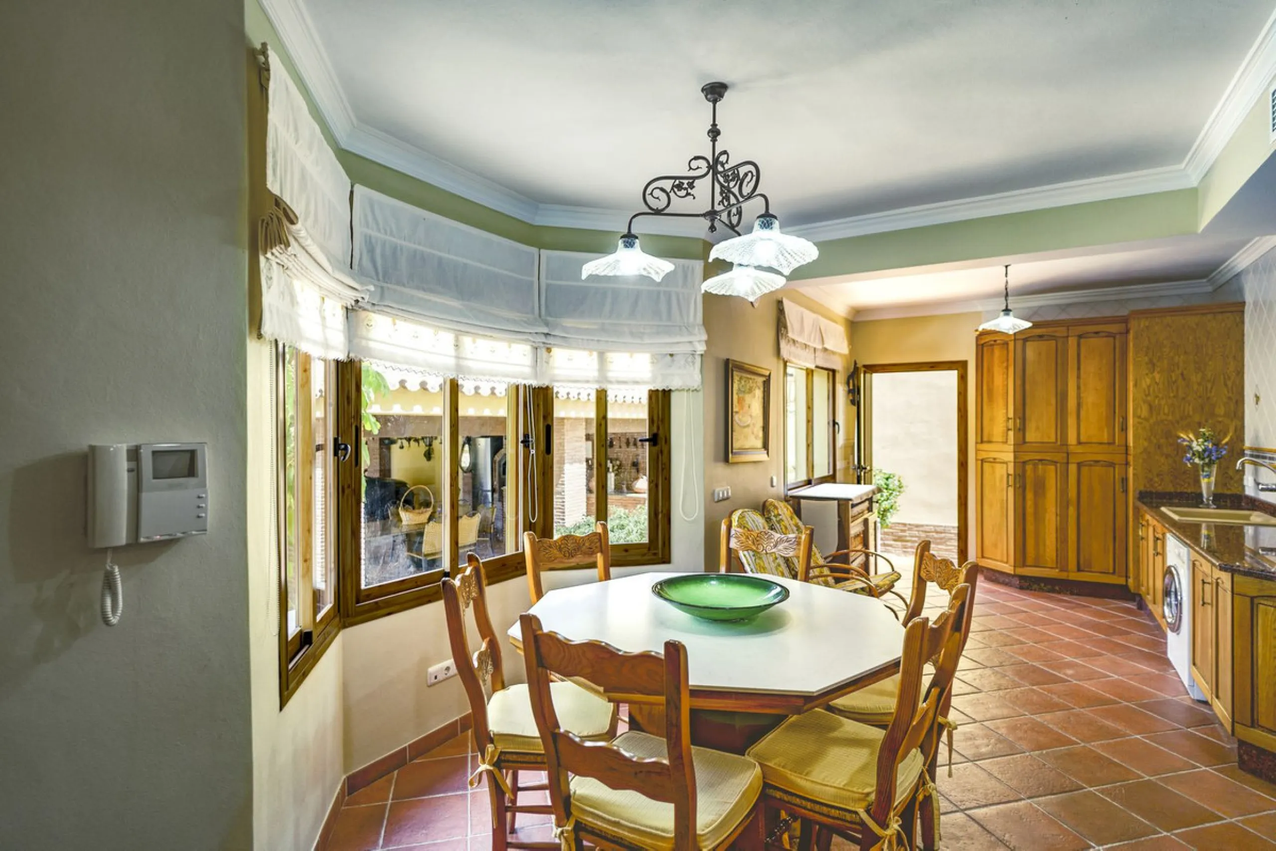 Spectacular villa composed of two houses in Vega del Colorado, La Quinta, Benahavís. This villa is simply stunning. Set in an exclusive and tranquil setting, it offers the luxury and comfort one would expect in a high end residence on the Costa del Sol.