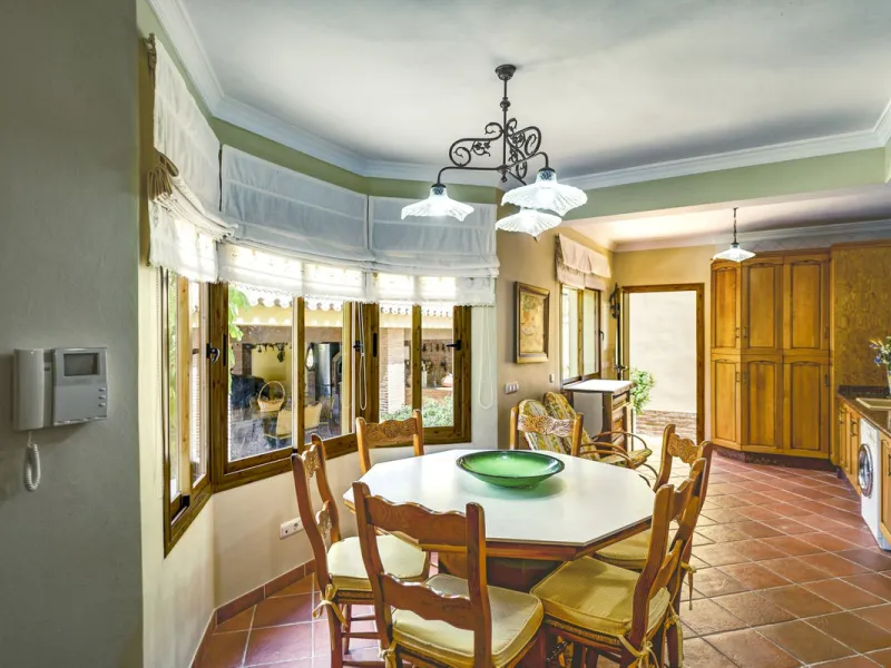 Spectacular villa composed of two houses in Vega del Colorado, La Quinta, Benahavís. This villa is simply stunning. Set in an exclusive and tranquil setting, it offers the luxury and comfort one would expect in a high end residence on the Costa del Sol.