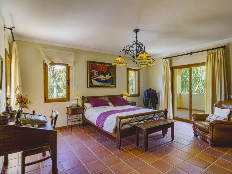 Spectacular villa composed of two houses in Vega del Colorado, La Quinta, Benahavís. This villa is simply stunning. Set in an exclusive and tranquil setting, it offers the luxury and comfort one would expect in a high end residence on the Costa del Sol.