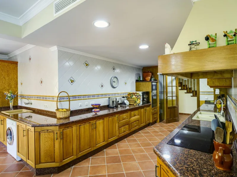 Spectacular villa composed of two houses in Vega del Colorado, La Quinta, Benahavís. This villa is simply stunning. Set in an exclusive and tranquil setting, it offers the luxury and comfort one would expect in a high end residence on the Costa del Sol.