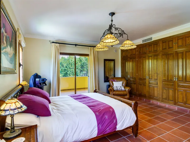 Spectacular villa composed of two houses in Vega del Colorado, La Quinta, Benahavís. This villa is simply stunning. Set in an exclusive and tranquil setting, it offers the luxury and comfort one would expect in a high end residence on the Costa del Sol.