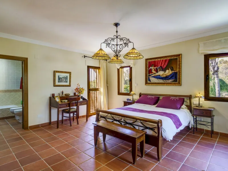 Spectacular villa composed of two houses in Vega del Colorado, La Quinta, Benahavís. This villa is simply stunning. Set in an exclusive and tranquil setting, it offers the luxury and comfort one would expect in a high end residence on the Costa del Sol.