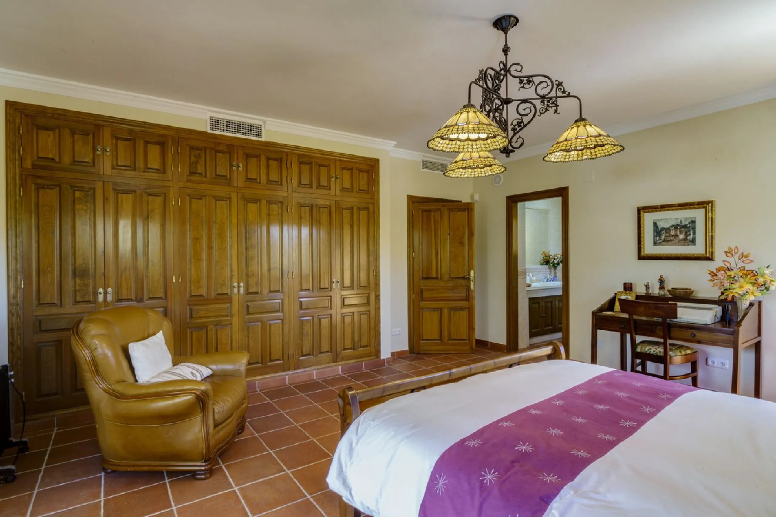 Spectacular villa composed of two houses in Vega del Colorado, La Quinta, Benahavís. This villa is simply stunning. Set in an exclusive and tranquil setting, it offers the luxury and comfort one would expect in a high end residence on the Costa del Sol.