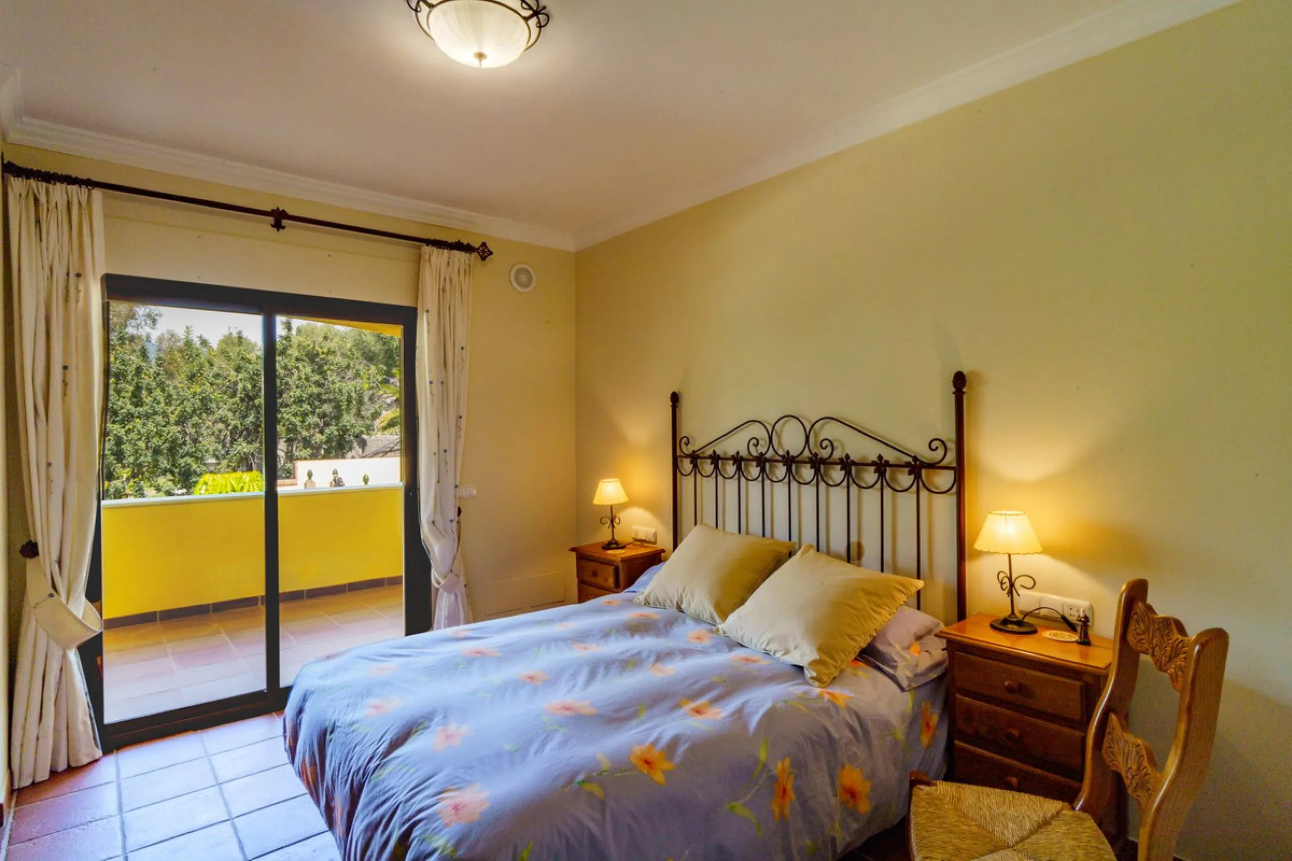 Spectacular villa composed of two houses in Vega del Colorado, La Quinta, Benahavís. This villa is simply stunning. Set in an exclusive and tranquil setting, it offers the luxury and comfort one would expect in a high end residence on the Costa del Sol.