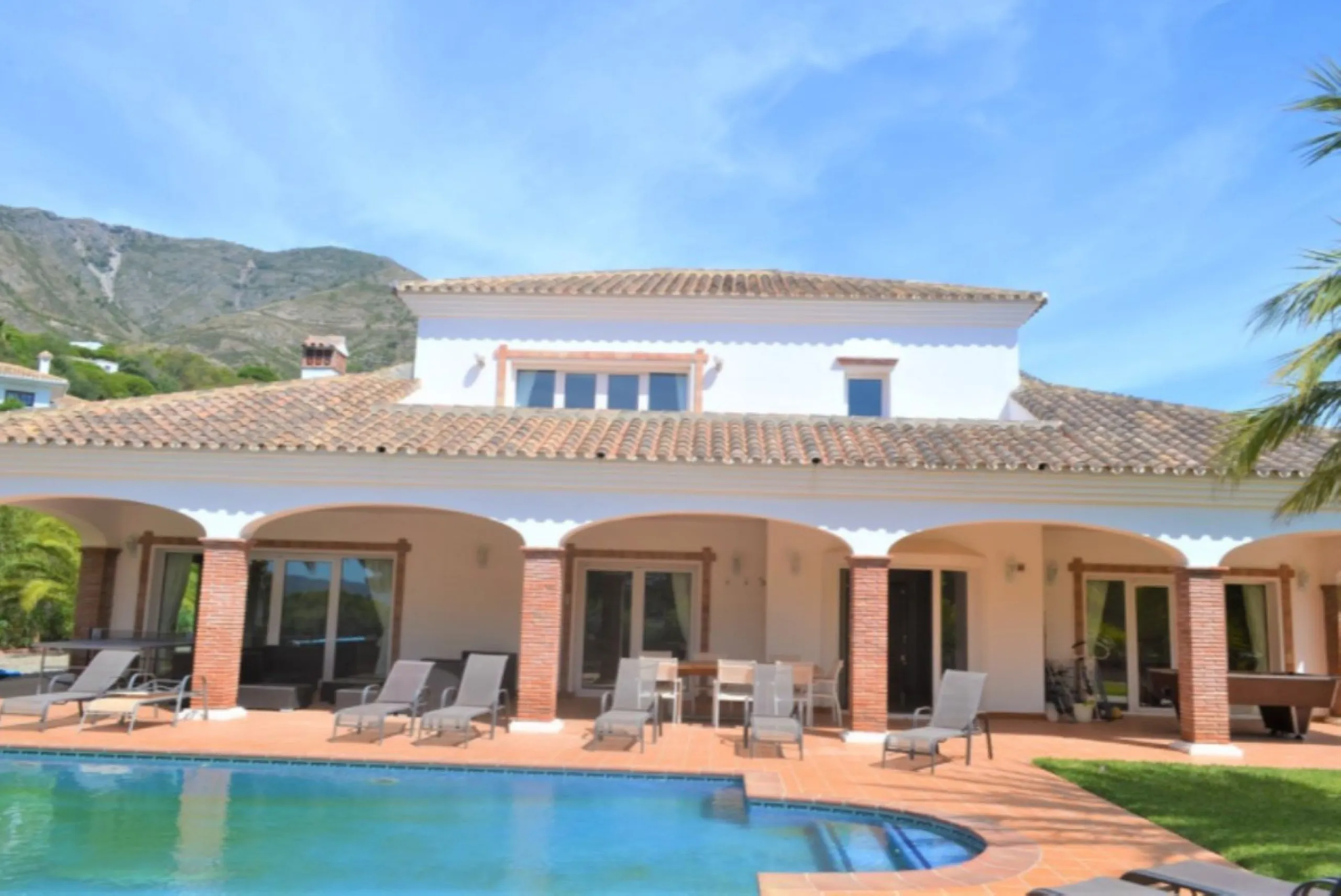 Magnificent 5 bedroom 4 bathroom situated on the idyllic Urbanización of Valtocado. Just 7 minutes drive to Mijas Pueblo and 25 mins from Malaga airport this villa offers country living.