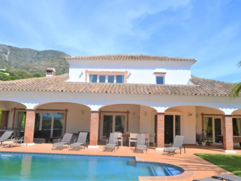 Magnificent 5 bedroom 4 bathroom situated on the idyllic Urbanización of Valtocado. Just 7 minutes drive to Mijas Pueblo and 25 mins from Malaga airport this villa offers country living.