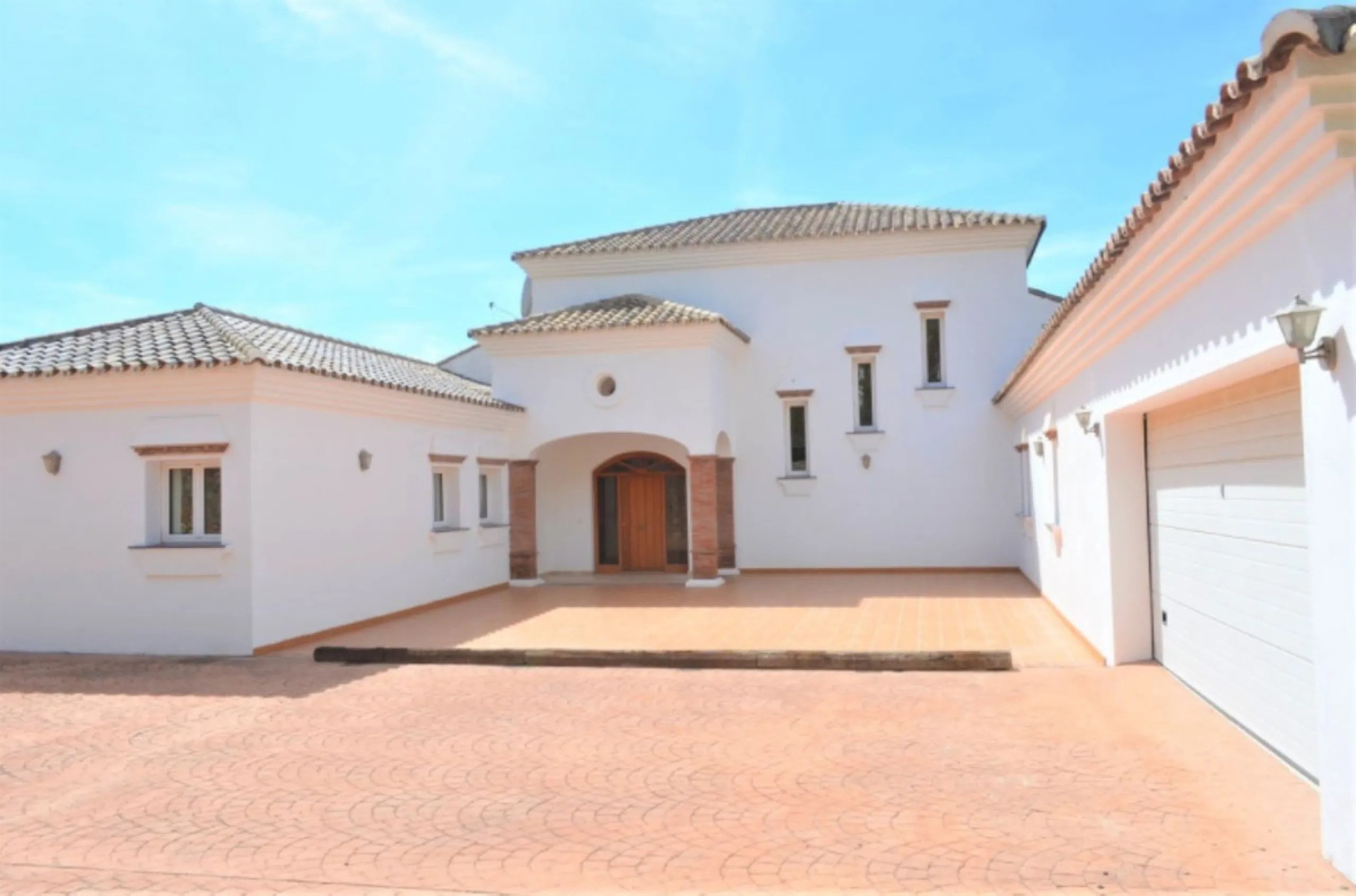 Magnificent 5 bedroom 4 bathroom situated on the idyllic Urbanización of Valtocado. Just 7 minutes drive to Mijas Pueblo and 25 mins from Malaga airport this villa offers country living.