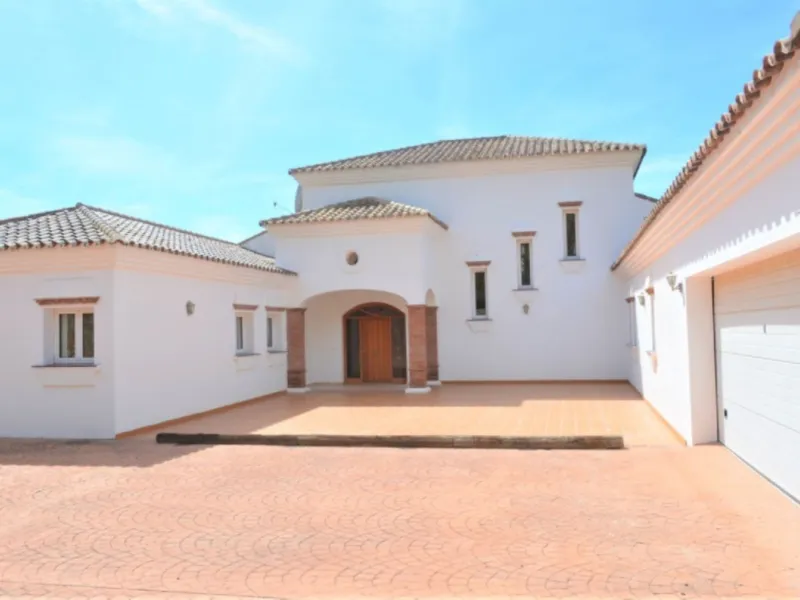 Magnificent 5 bedroom 4 bathroom situated on the idyllic Urbanización of Valtocado. Just 7 minutes drive to Mijas Pueblo and 25 mins from Malaga airport this villa offers country living.